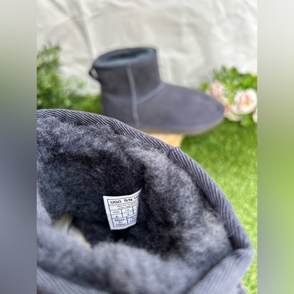 UGG
Classic Mini II Boot
$160 size 6 Color: Eve Blue NEW / store display - Picture 12 of 16